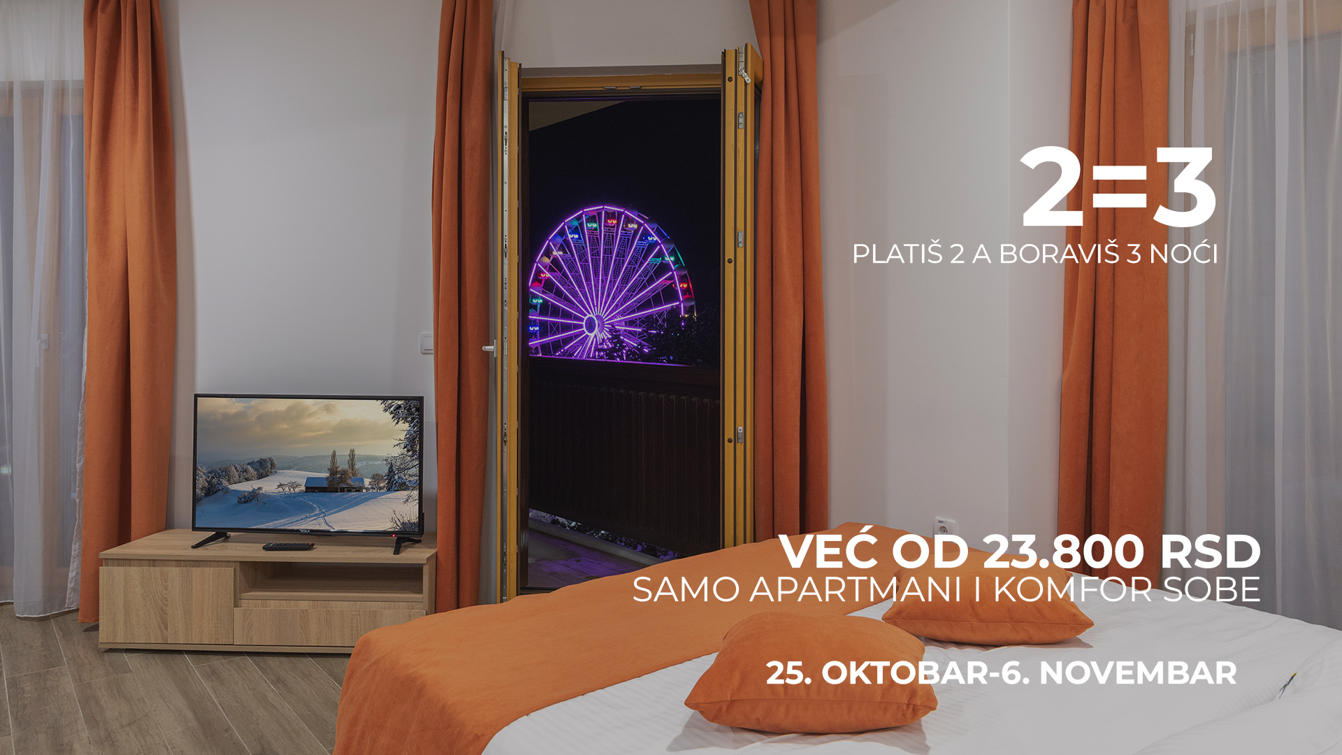 Komforna hotelska soba sa narandžastim detaljima i otvorenom terasom sa koje se pruža pogled na osvetljeni panoramski točak noću.